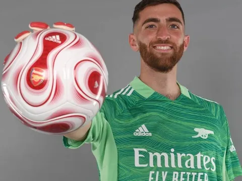 Tân binh thứ 3 tạo dáng 'cool ngầu' trong ngày ra mắt Arsenal
