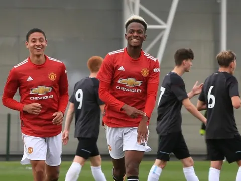 Tân binh trẻ lập cú đúp, Man Utd hạ đối thủ với tỷ số 4-0