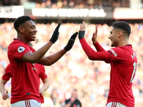 Hàng công thăng hoa, Man United áp sát Arsenal trên BXH