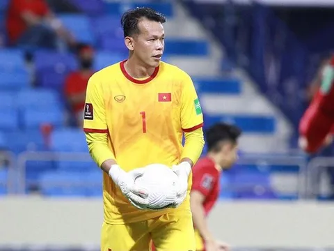 Thầy Park gọi Văn Hoàng thay thủ môn Tấn Trường dính Covid-19