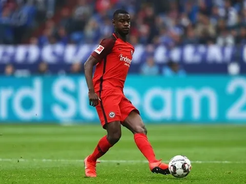 Tăng cường hàng thủ, Arsenal đưa “đá tảng 1m92” vào tầm ngắm