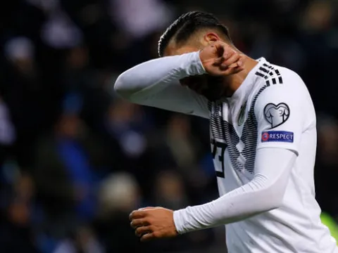 'Tấu hài' trước vòng cấm, sao Juve khiến Đức mất người từ sớm