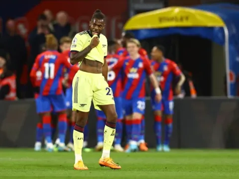 Jamie Carragher nói thẳng điểm đen của Arsenal trước Palace