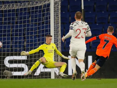 Tệ chưa từng có, Man Utd tự đào hố chôn mình trước "đội bóng lót đường"