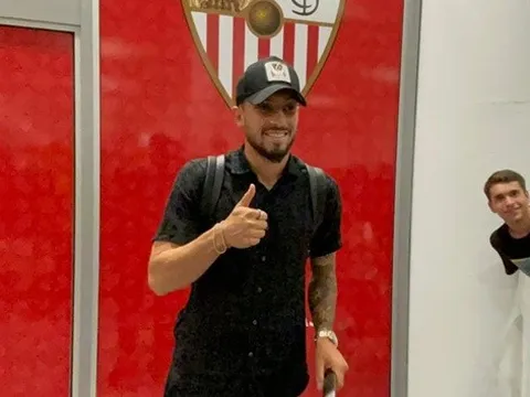 Alex Telles đã có mặt ở Sevilla