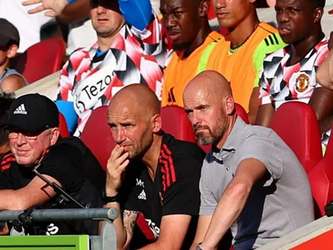 Ten Hag không hiểu Premier League?