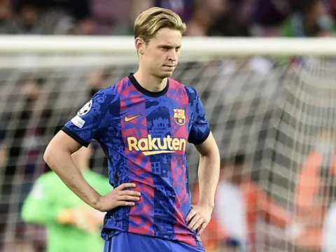 Ten Hag liên tục nói chuyện với De Jong