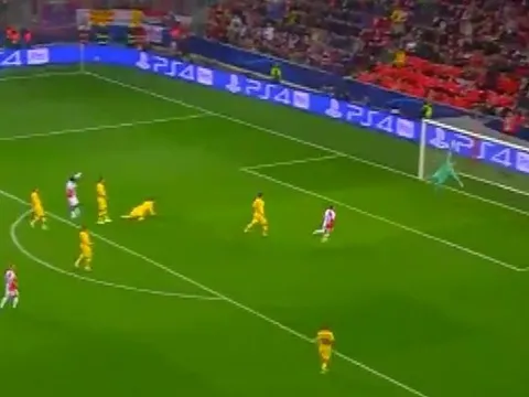 Hóa thân "người nhện", Ter Stegen tiếp tục làm nứt lòng fan Barca