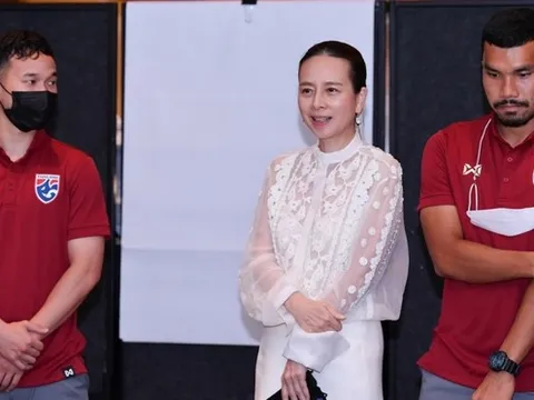 Trợ lý Madame Pang bị tố quấy rối cầu thủ Thái Lan