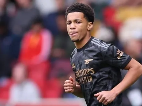 Thần đồng 15 tuổi vừa được Arsenal trình làng là ai?