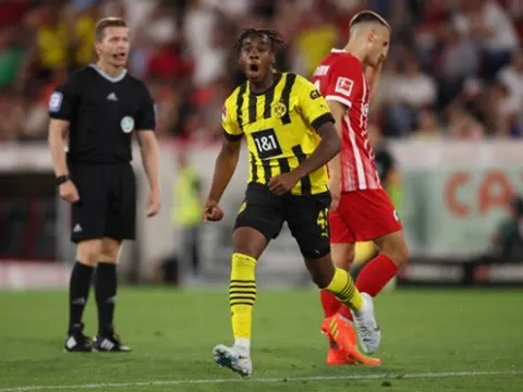 Thần đồng rực sáng, Dortmund dẫn đầu Bundesliga