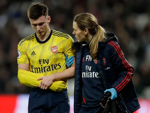 Thắng một trận, Arsenal mất tới 3 trụ cột