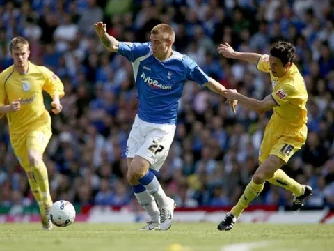 "Thánh" Bendtner ra sao trong ngày đầu tập làm "bet thủ"?