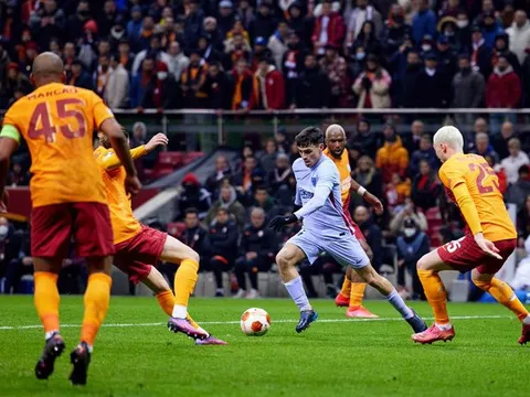 “Thật điên rồ khi so sánh tôi với Messi”