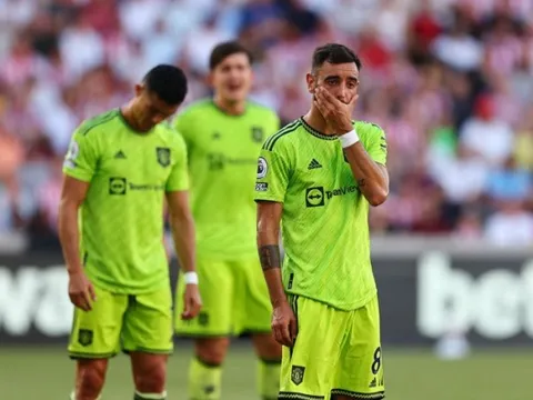 "Thật nực cười, ngu ngốc. Man Utd phải ngừng làm điều đó"