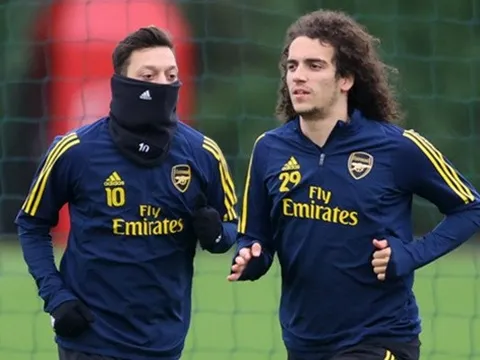 "Thật rắc rối khi huấn luyện cầu thủ Arsenal đó, cậu ta làm tôi bực mình"