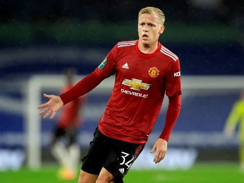 Thay đổi đội hình, Solskjaer mang đến cơ hội cho Van de Beek