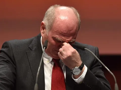 Thấy gì từ việc chủ tịch Hoeness chia tay Bayern?