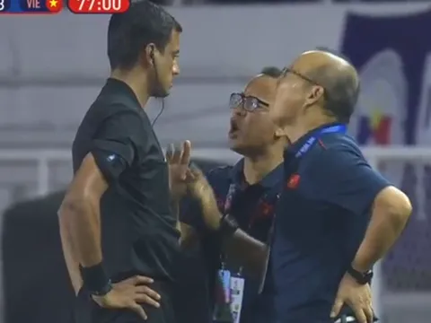 Thầy Park bị đuổi khỏi sân trước giờ nhận HCV