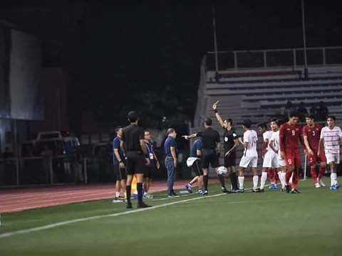 Thầy Park "sôi máu" khi học trò liên tục "ăn đòn"