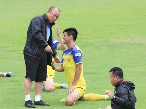 Thầy Park “troll” Tiến Linh; Công Phượng lên dây cót tinh thần