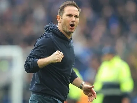 Thầy trò HLV Lampard thoát khỏi nhóm cầm đèn đỏ