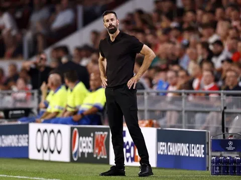 Thầy trò Van Nistelrooy mất vé Champions League vì sai lầm hàng thủ