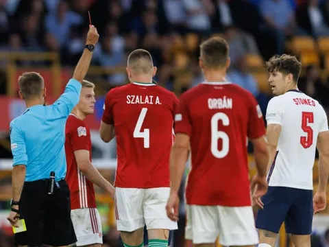 Thẻ đỏ kỳ dị của John Stones