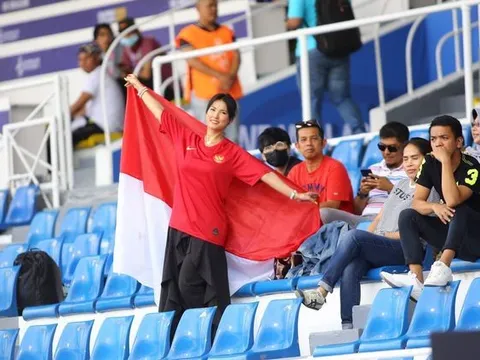 Theo chân nữ hoàng "phim nóng", thầy Park cũng đến xem người Thái