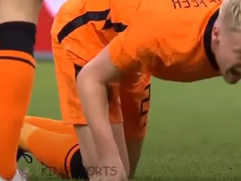 Thi đấu với đội tuyển, Van de Beek khiến fan M.U thót tim