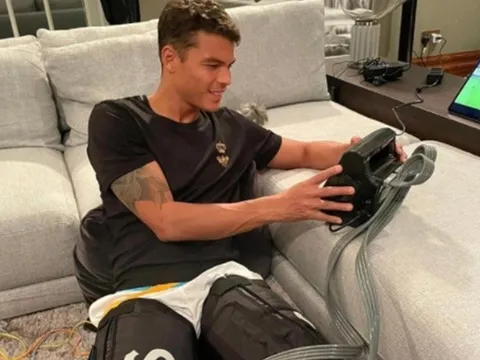 Không thi đấu, Silva cùng vợ và 2 con tận hưởng ngày nghỉ đầm ấm