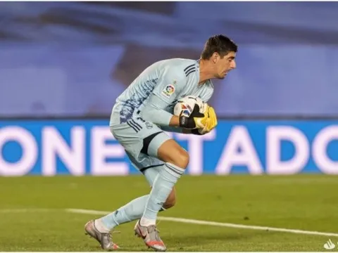 Thibaut Courtois tiết lộ sự thật cay đắng về "vận đen" của Eden Hazard