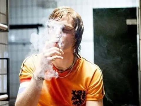 Thói quen hút thuốc của các cầu thủ và HLV mang tính biểu tượng