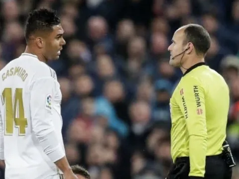 Thói quen tìm hiểu trọng tài của Casemiro