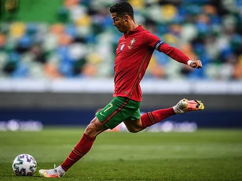Thống kê kinh khủng của Ronaldo trên chấm đá phạt