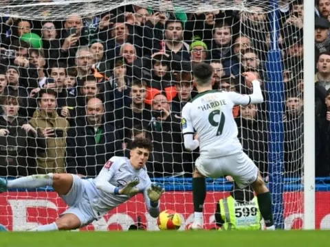 Thủ lĩnh Chelsea hé mở thái độ của Kepa khi cạnh tranh với Mendy