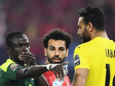 Mane nói thẳng hướng sút penalty, Salah lập tức đáp trả