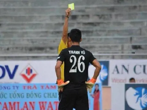 Thủ môn Cần Thơ "trả giá" sau hành động đáng xấu hổ với trọng tài