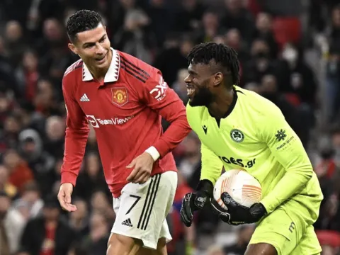 Thủ môn được chấm 9,9 điểm sau trận đấu để đời với MU