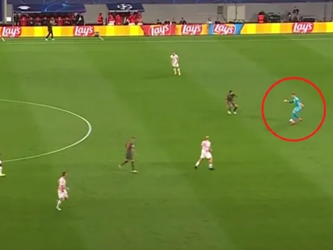 Thủ môn Leipzig mắc sai lầm khi lên gần giữa sân chơi bóng