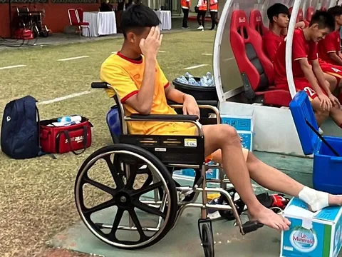Thủ môn U16 Việt Nam ngồi xe lăn sau trận gặp Thái Lan