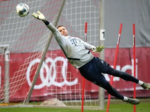 Thủ quân Neuer bay nhảy điên cuồng như "người nhện" chuẩn bị cho đại chiến