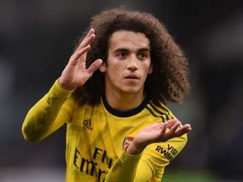 Thủ thỉ với Ozil, 'kẻ nổi loạn' chia tay Arsenal