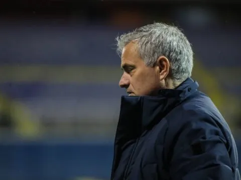 Thua rệu rã, Mourinho vào phòng thay đồ đối thủ làm ngay 1 điều