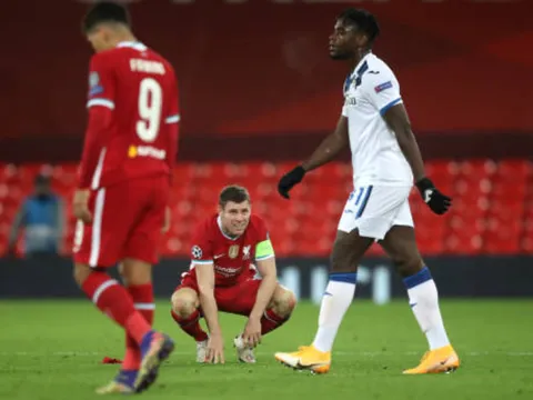 Thủng lưới 2 bàn trong 4 phút, Liverpool thua trắng Atalanta ngay tại Anfield