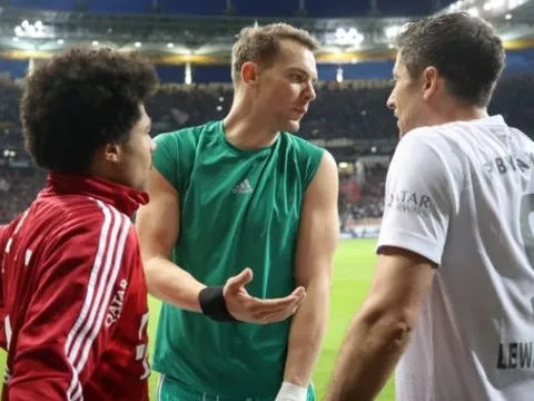 Thủng lưới 5 bàn, Lewandowski phản ứng khó tin với Neuer trên sân