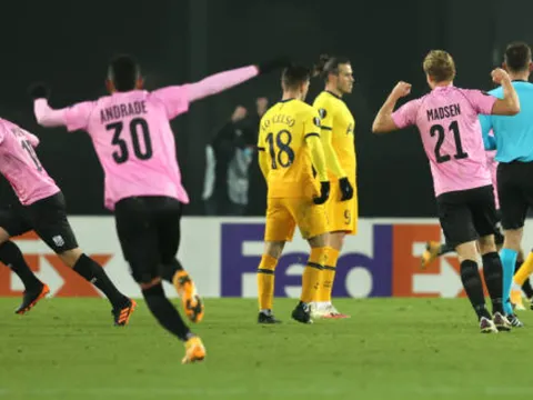 Đánh rơi chiến thắng phút bù giờ, Tottenham vẫn giành vé dự vòng 32 đội Europa League