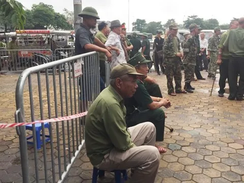 Thương binh xếp hàng lấy vé trận đấu giữa ĐT Việt Nam và ĐT Malaysia