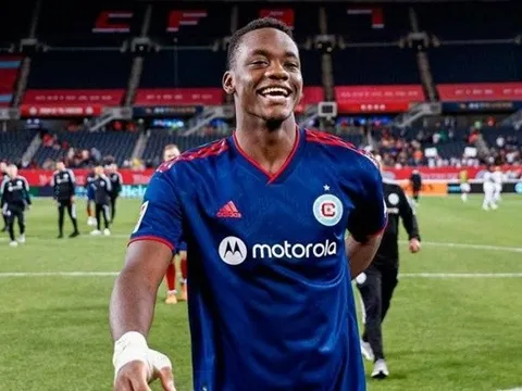 Tiền đạo 10 triệu bảng thu hút Chelsea, Liverpool