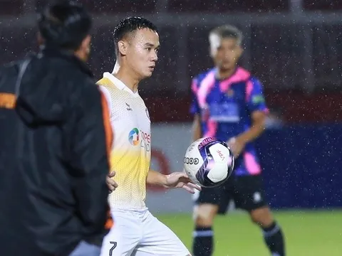 Tiền đạo Bình Định tái hiện pha bóng 'bàn tay của chúa'